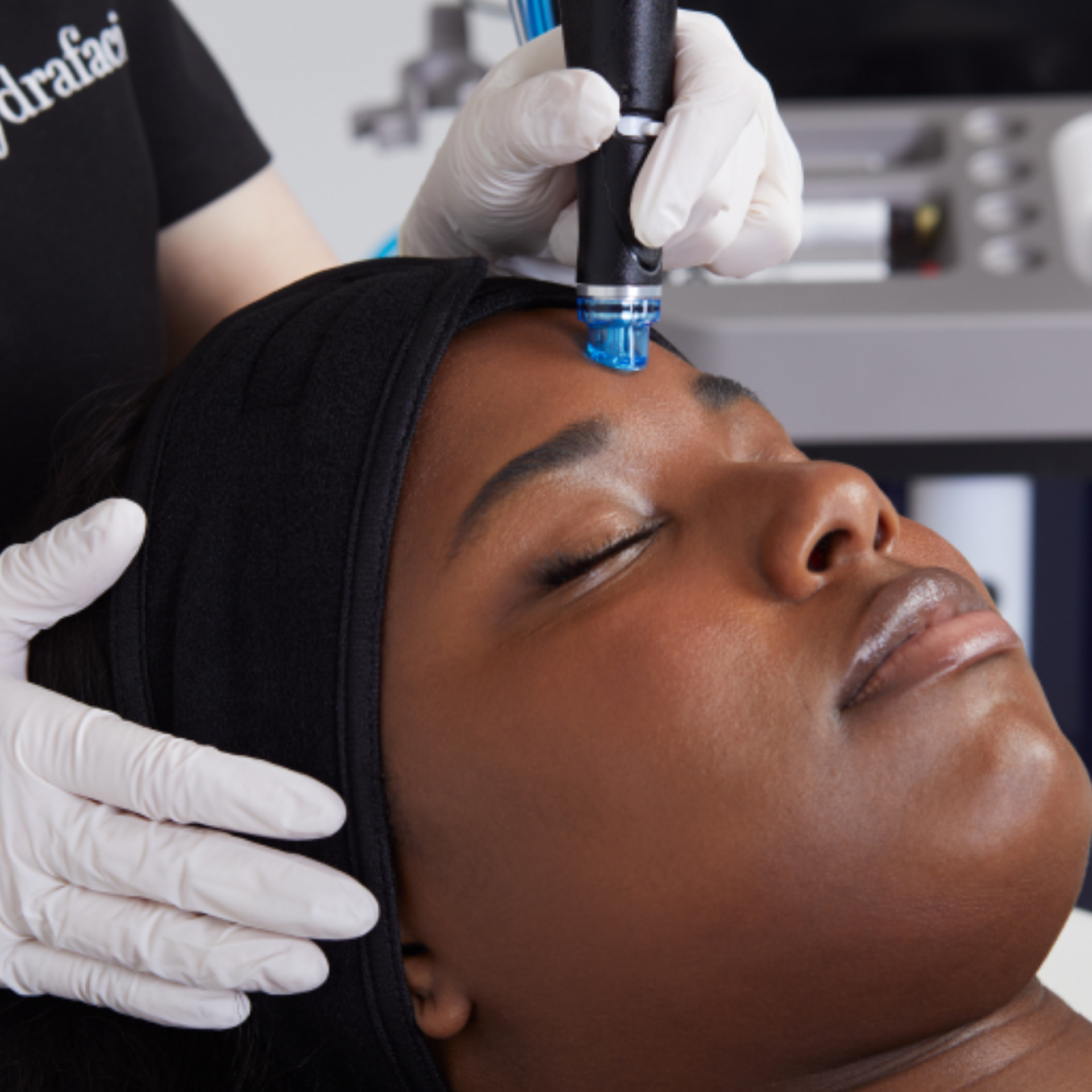 Joanna our Senior Aesthetic Practitioner performs an advanced Hydrafacial treatment for glowing skin at Medicetics London
